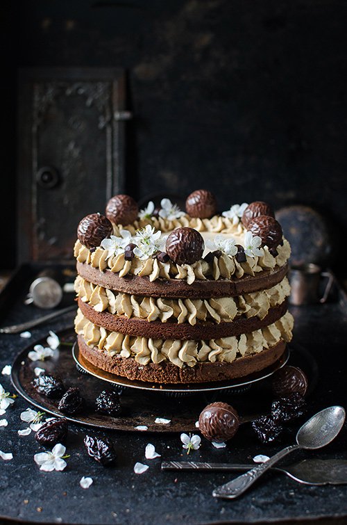 Kawowy tort brownie ze śliwkami kalifornijskimi