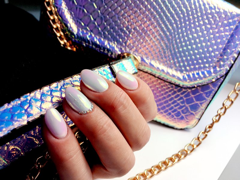 Najmodniejszy manicure? Tęczowa tafla!