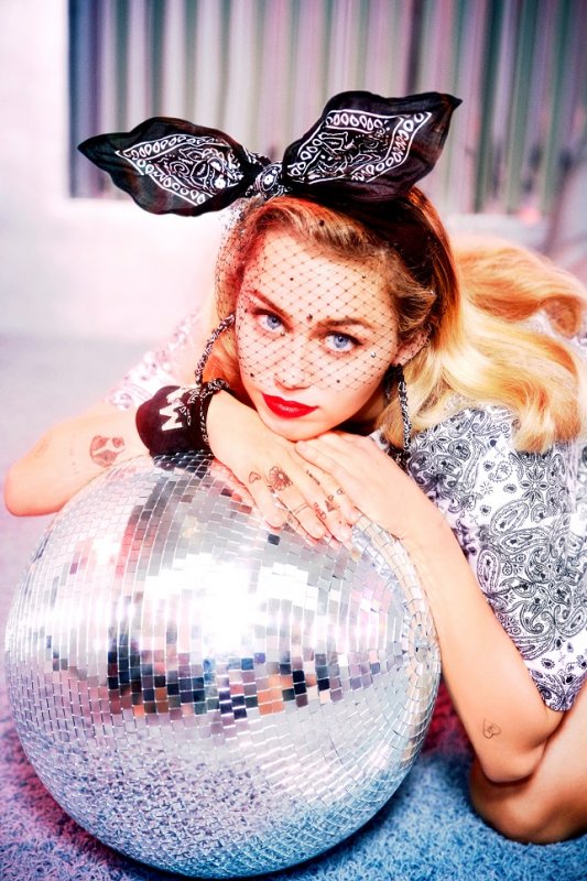 Miley Cyrus dla Converse. Zobacz, czy jej się udało