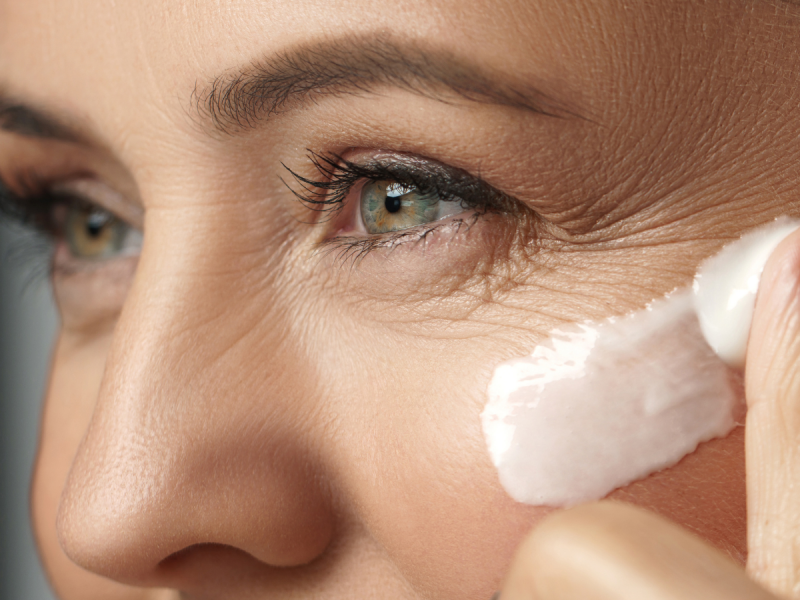 Anti-aging, nawilżenie i regeneracja – co warto wiedzieć o retinolu?
