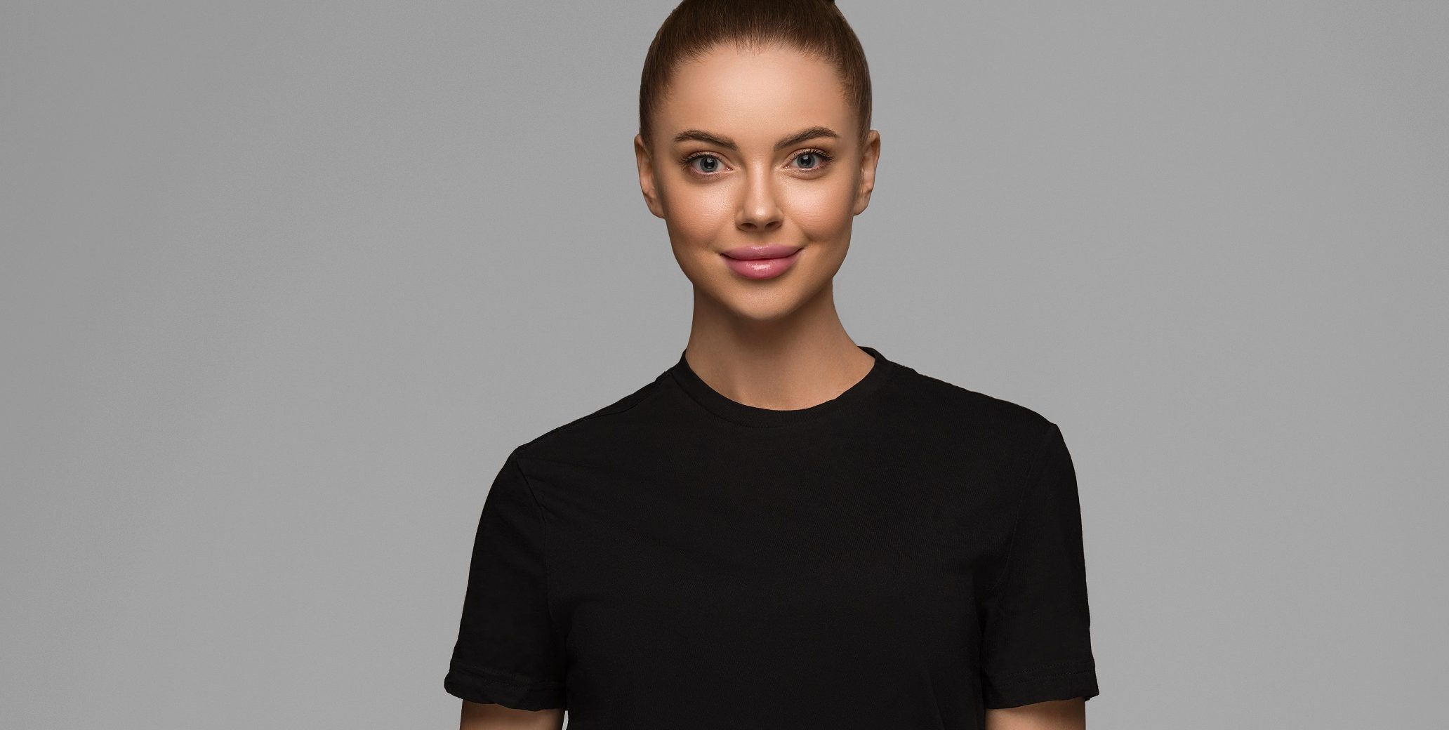 T-shirt w stylu glamour? Jak zmienić zwykły zestaw w spektakularną stylizację?