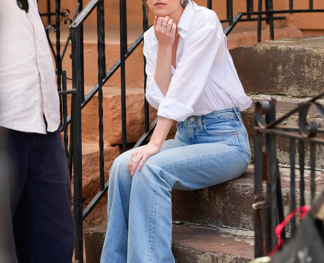 Dakota Johnson wskazuje sneakersy, które będą hitem w 2025 roku