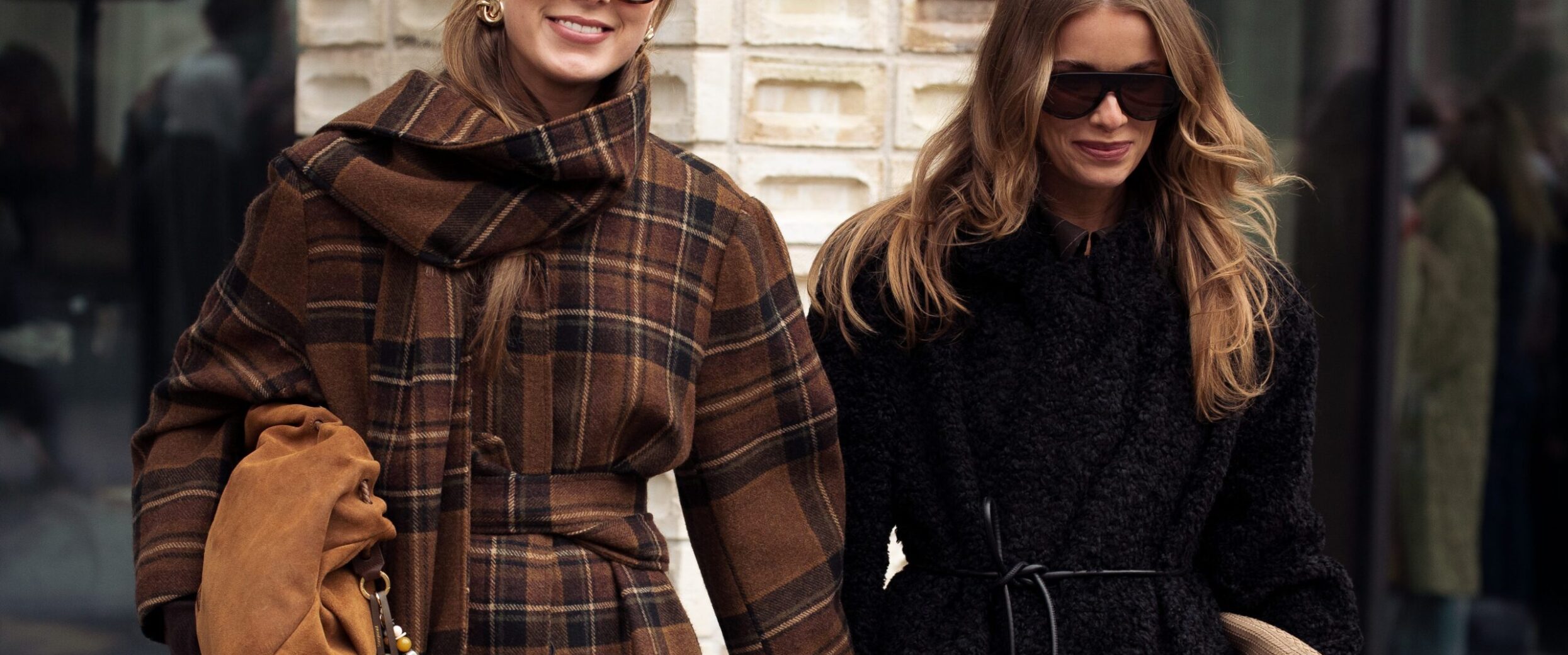 Masz dość nudnych stylizacji? Tej jesieni moda stawia wszystko na głowie – sprawdź, co musisz wyrzucić z szafy, zanim będzie za późno!