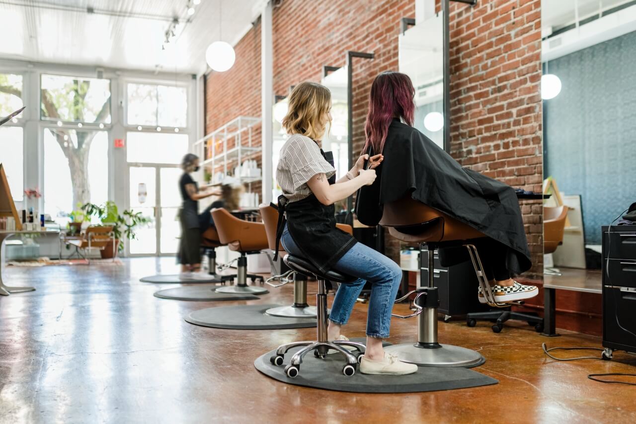 Jak urządzić salon fryzjerski w stylu loft?