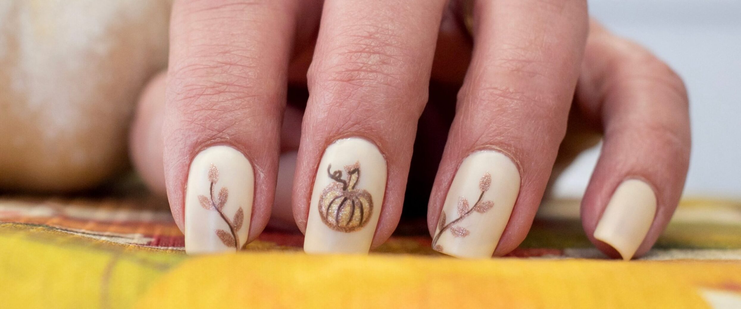 7 Jesiennych Stylizacji Paznokci z Dyniami, Które Rozkochają Cię w Halloween! 🌟 Czy Odważysz Się Je Wypróbować?