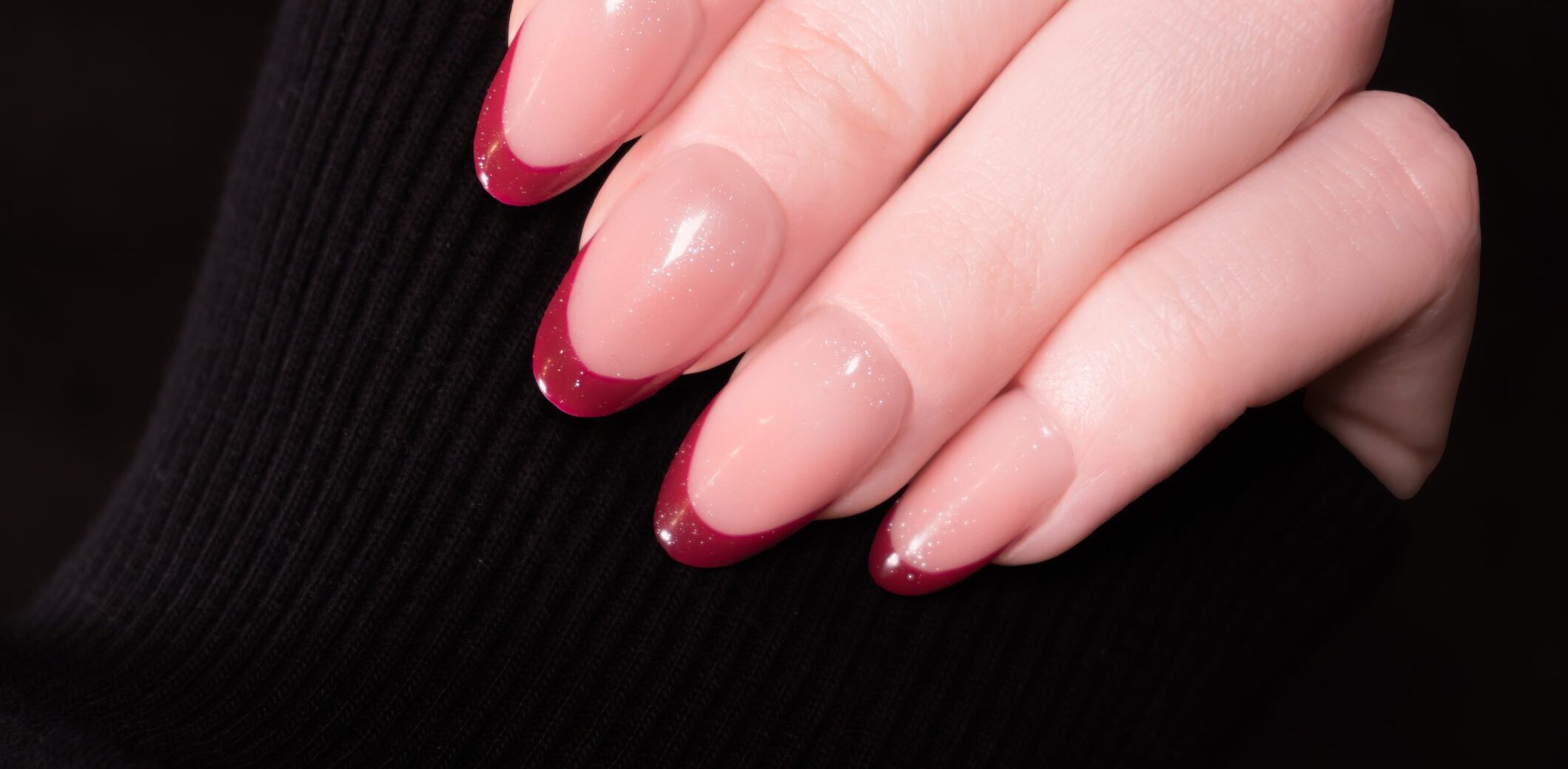 Odkryj 7 zachwycających stylizacji bordowego french manicure – ten trend podbije Twoje serce!