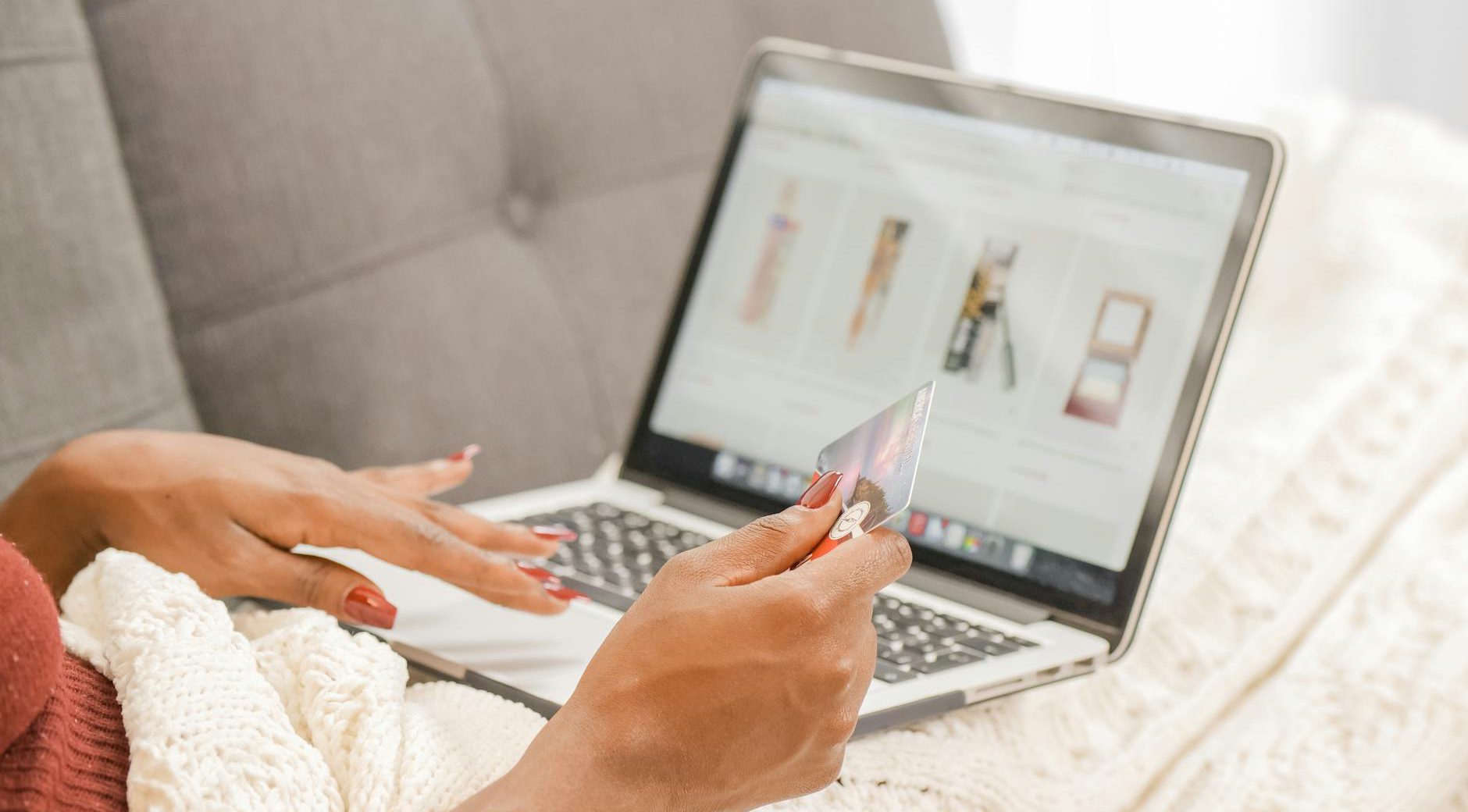 Zakupy kosmetyczne bez wychodzenia z domu – dlaczego coraz więcej osób wybiera drogerie online?